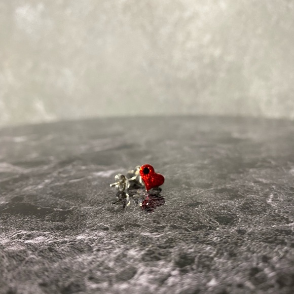 Sterling silver heart ear studs - Picture 5 of 5